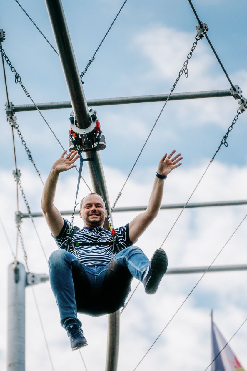 Mann jubelt auf der BaumSchwebeBahn 