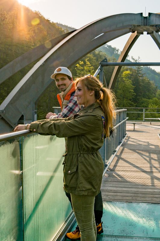 Paar steht auf dem Glassteg