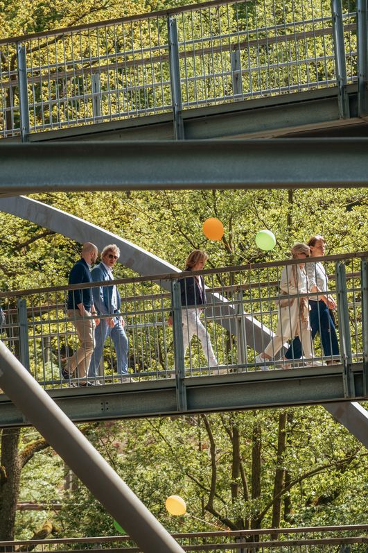 Gruppe geht den barrierefreien Weg nach oben