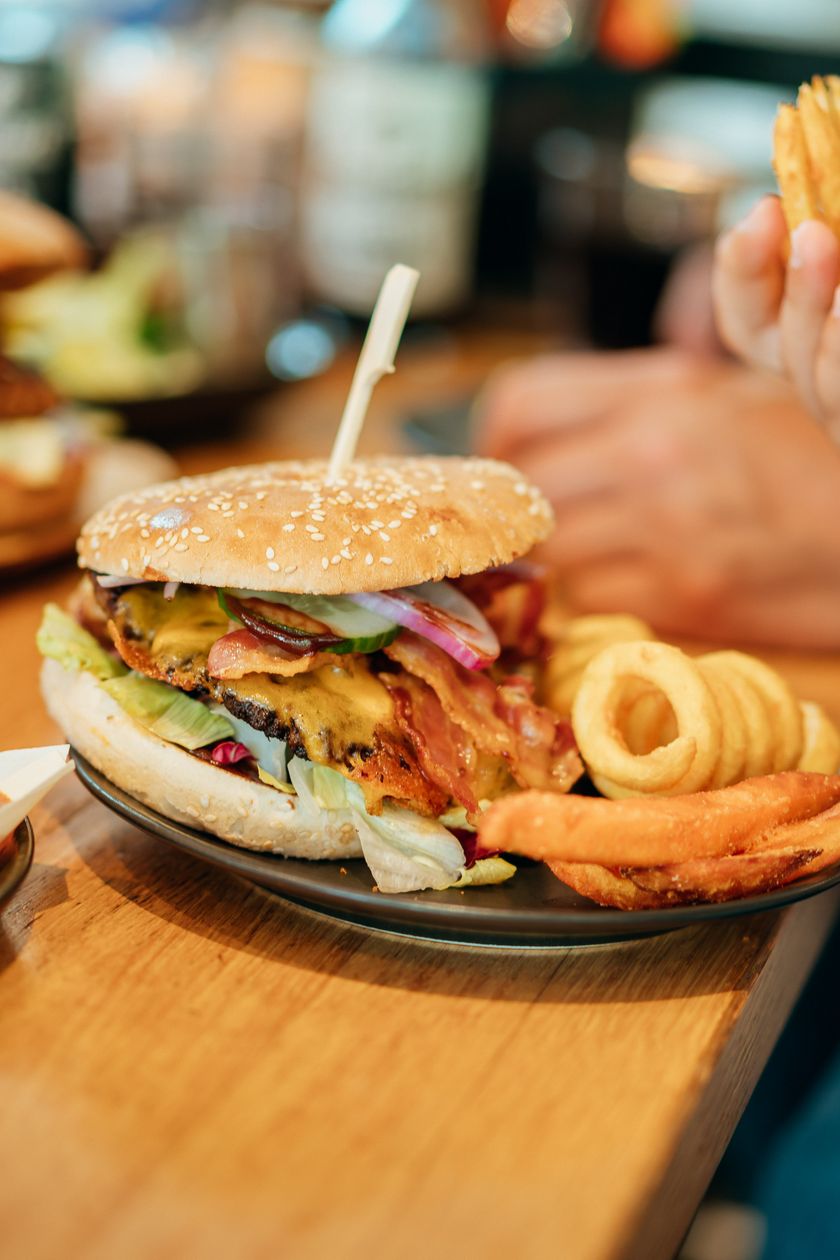 Burger und Pommes im Sagenhaft