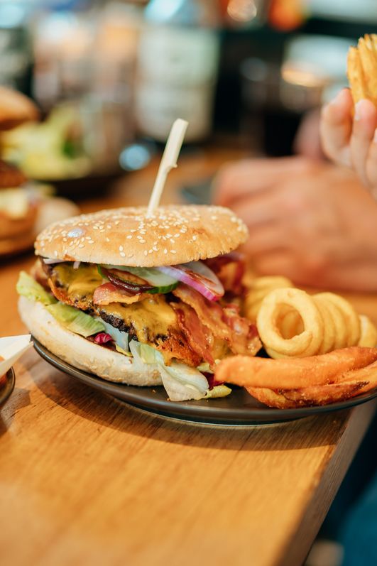Burger und Pommes im Sagenhaft