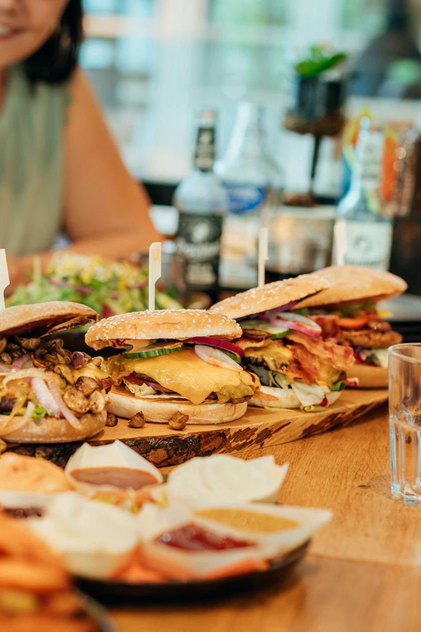 Burgerplatte mit unterschiedlichen Burgervariationen