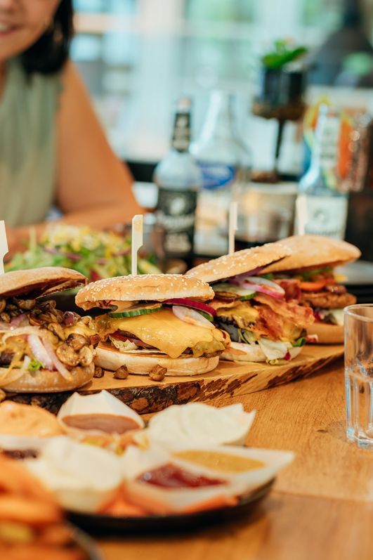 Burgerplatte mit unterschiedlichen Burgervariationen