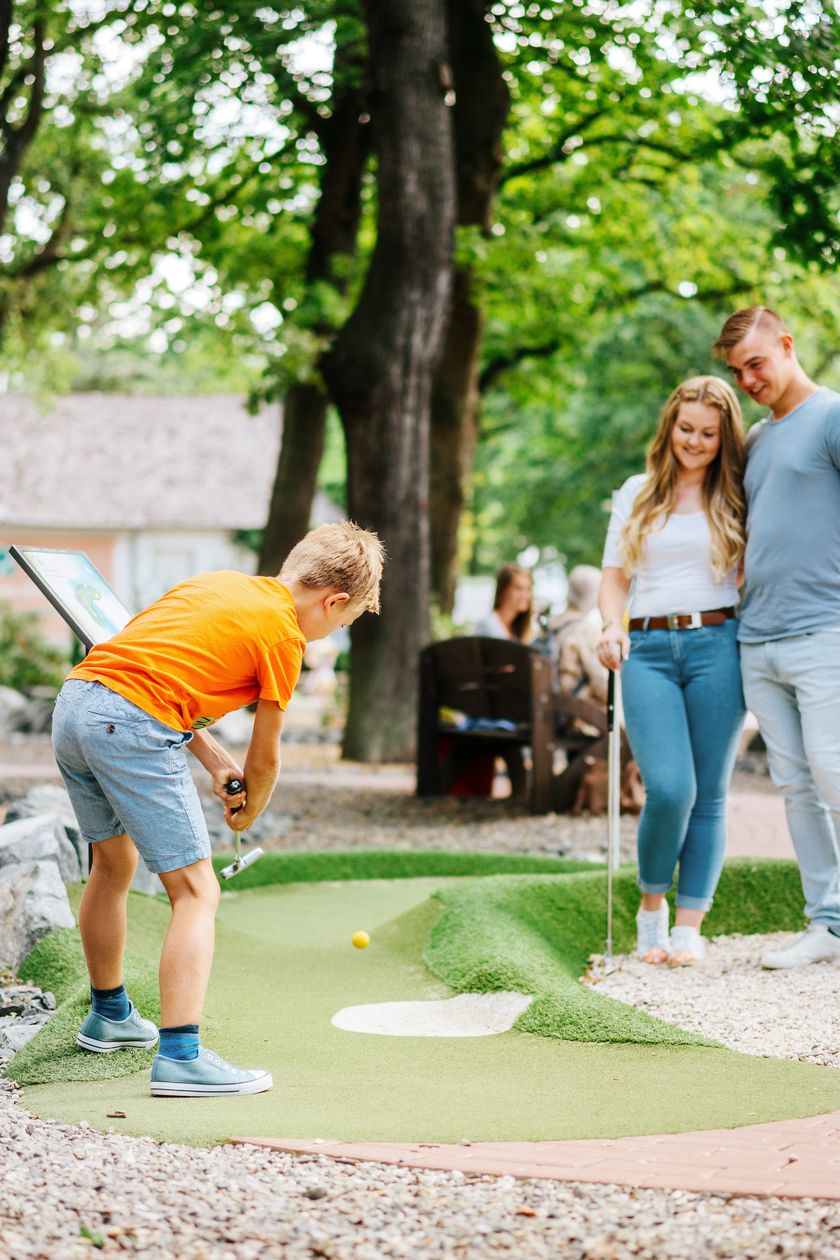 Kind spielt AdventureGolf