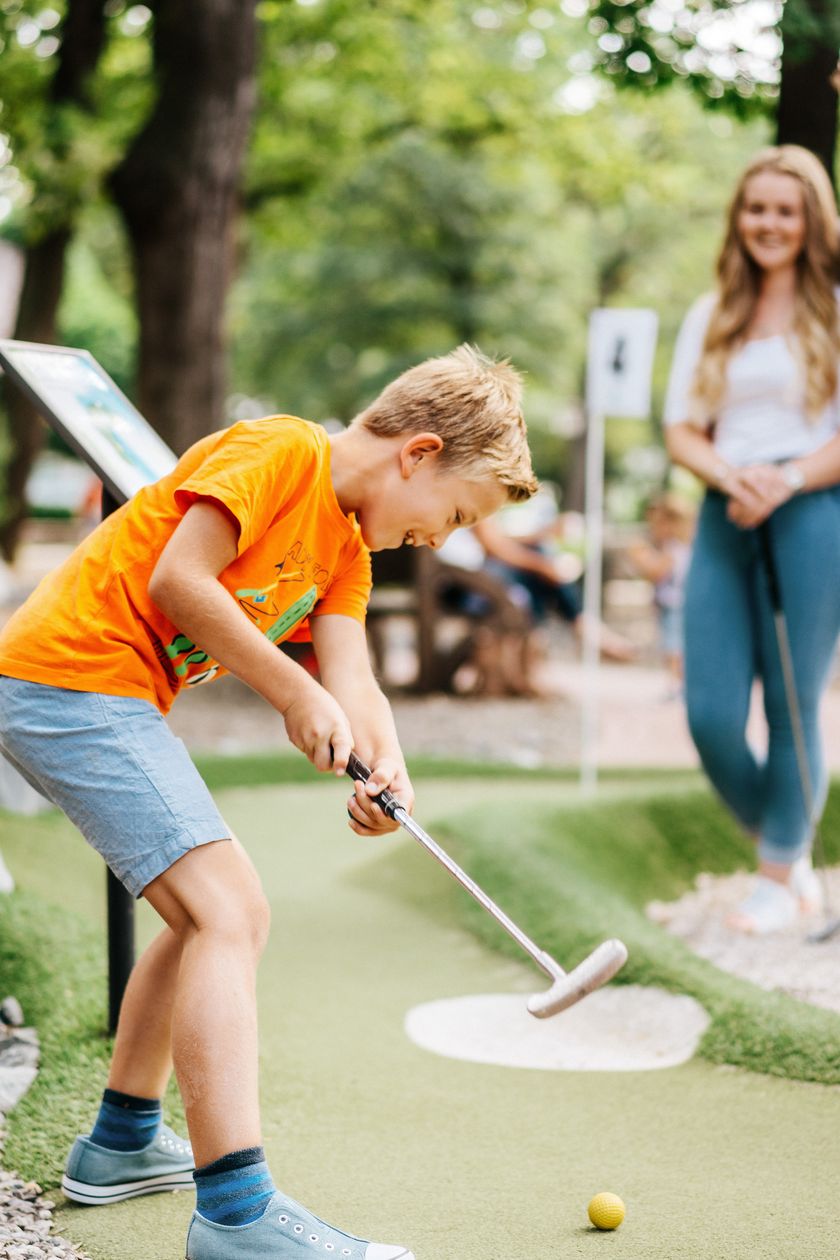 Kind spielt AdventureGolf